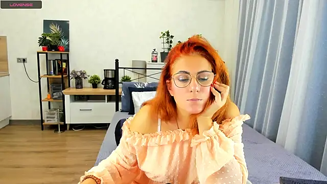 Snapshot of Anna127Moon chatting on 10.15.25 Anna127Moon online show from 10.15.25