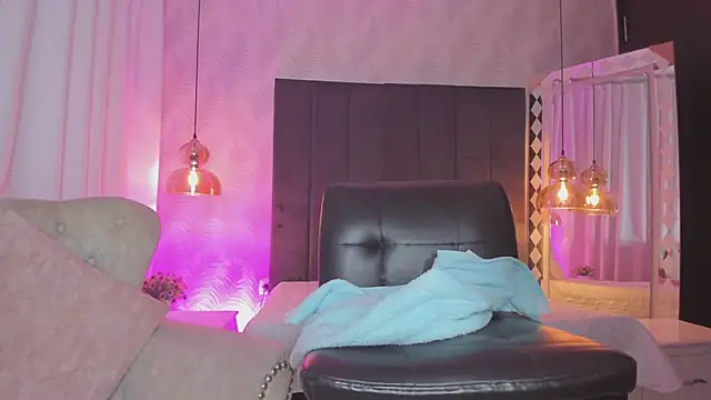 Snapshot of kataliina__ chatting on 12.20.24 kataliina online show from 12.20.24