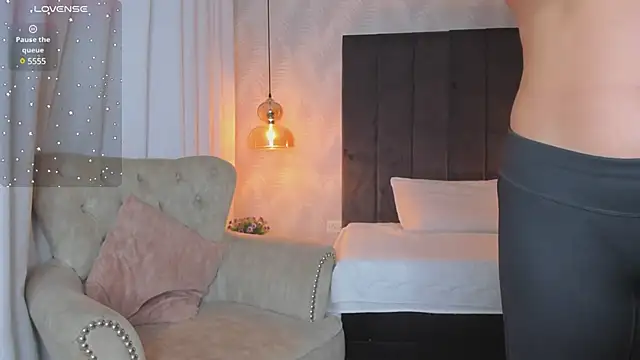 Snapshot of kataliina__ chatting on 01.14.25 kataliina online show from 01.14.25