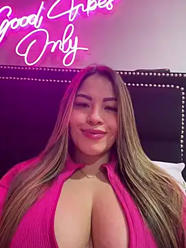Snapshot of sexyyykloee chatting on 05.17.26 sexyyykloee online show from 05.17.26