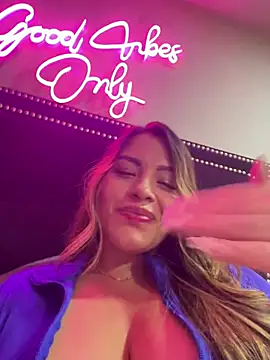 Snapshot of sexyyykloee chatting on 06.22.26 sexyyykloee online show from 06.22.26