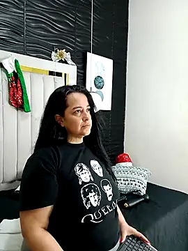 Snapshot of lucia_vonne_ chatting on 12.18.24 lucia vonne online show from 12.18.24