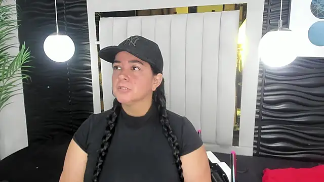 Snapshot of lucia_vonne_ chatting on 02.19.25 lucia vonne online show from 02.19.25