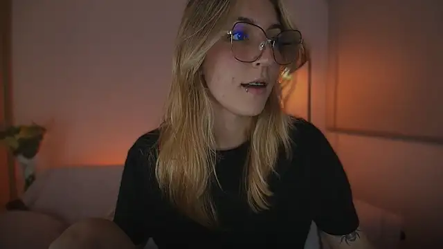 Snapshot of Dakotaa_ chatting on 09.21.25 Dakotaa online show from 09.21.25