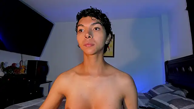 Snapshot of xhenisa_ chatting on 12.15.24 xhenisa online show from 12.15.24