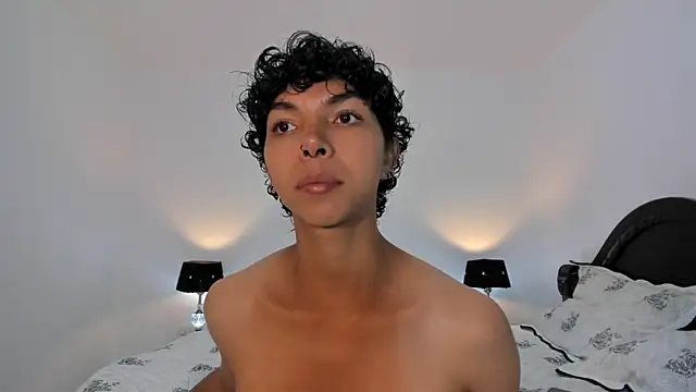 Snapshot of xhenisa_ chatting on 01.14.25 xhenisa online show from 01.14.25