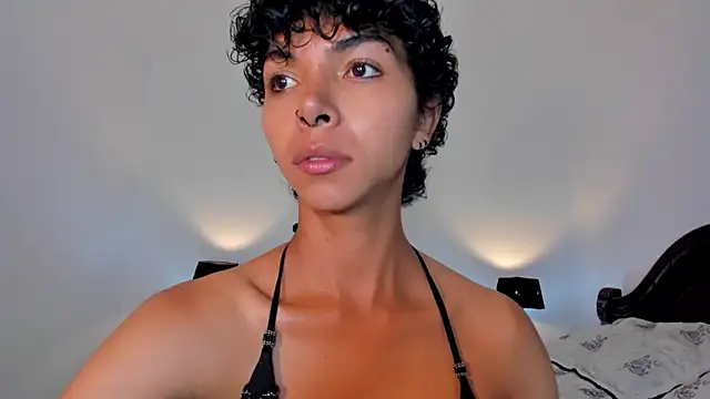 Snapshot of xhenisa_ chatting on 01.26.25 xhenisa online show from 01.26.25