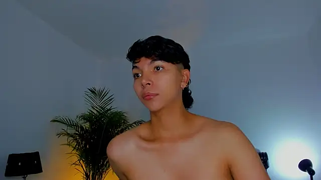 Snapshot of xhenisa_ chatting on 09.25.25 xhenisa online show from 09.25.25