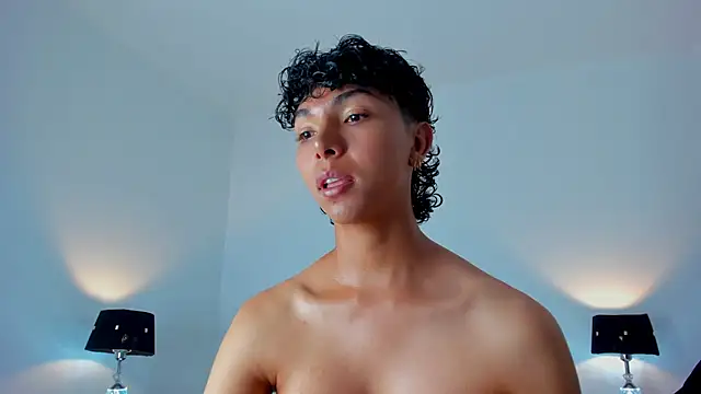 Snapshot of xhenisa_ chatting on 11.10.25 xhenisa online show from 11.10.25