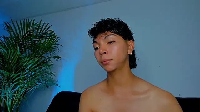 xhenisa  online show from 11.20.25