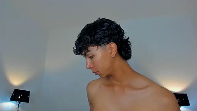 Snapshot of xhenisa_ chatting on 07.14.26 xhenisa online show from 07.14.26