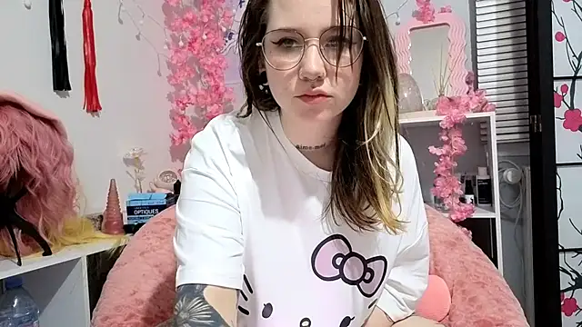 Snapshot of sullye chatting on 03.08.25 sullye online show from 03.08.25