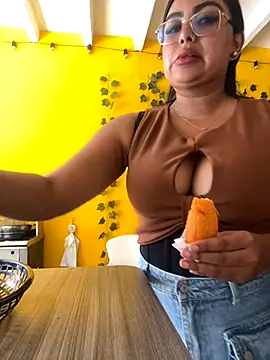 Snapshot of NatashaBrown12 chatting on 10.01.25 NatashaBrown12 online show from 10.01.25