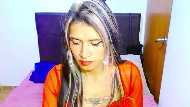 Snapshot of Queen_camila chatting on 02.11.25 Queen camila online show from 02.11.25