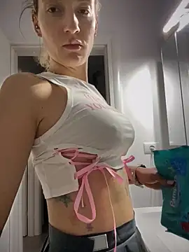 Snapshot of Ella_Charm chatting on 10.14.25 Ella Charm online show from 10.14.25