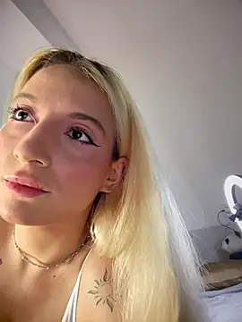 Snapshot of Ella_Charm chatting on 10.16.25 Ella Charm online show from 10.16.25