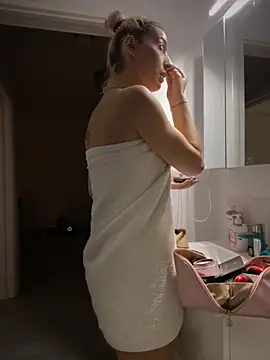 Snapshot of Ella_Charm chatting on 10.24.25 Ella Charm online show from 10.24.25