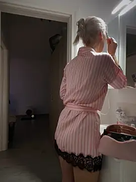 Snapshot of Ella_Charm chatting on 10.31.25 Ella Charm online show from 10.31.25