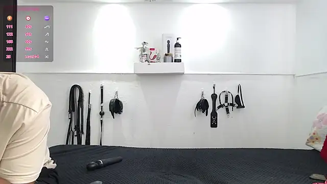 Snapshot of KinkyAllisonSub chatting on 10.31.25 KinkyAllisonSub online show from 10.31.25