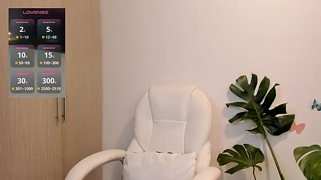 Snapshot of cutewhitneyr chatting on 01.19.26 cutewhitneyr online show from 01.19.26