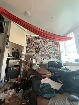 Snapshot of DownstairsSky chatting on 10.01.25 DownstairsSky online show from 10.01.25