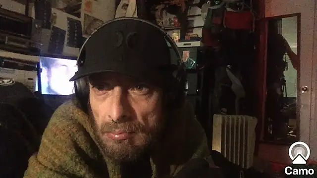 Snapshot of DownstairsSky chatting on 10.28.25 DownstairsSky online show from 10.28.25