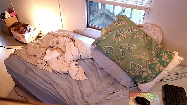 Snapshot of xxpixeyxx chatting on 09.16.25 xxpixeyxx online show from 09.16.25