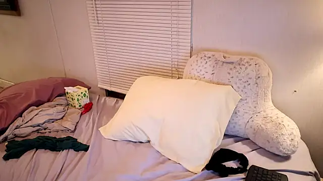 Snapshot of xxpixeyxx chatting on 09.30.25 xxpixeyxx online show from 09.30.25