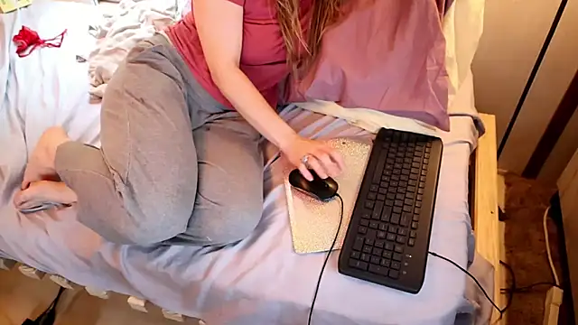 Snapshot of xxpixeyxx chatting on 09.30.25 xxpixeyxx online show from 09.30.25