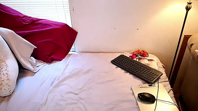 Snapshot of xxpixeyxx chatting on 10.13.25 xxpixeyxx online show from 10.13.25