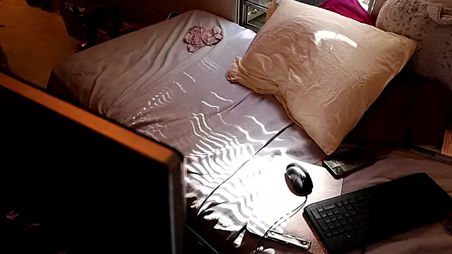 Snapshot of xxpixeyxx chatting on 10.15.25 xxpixeyxx online show from 10.15.25