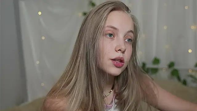 Snapshot of _Appr0ved_ chatting on 01.10.25 Appr0ved online show from 01.10.25