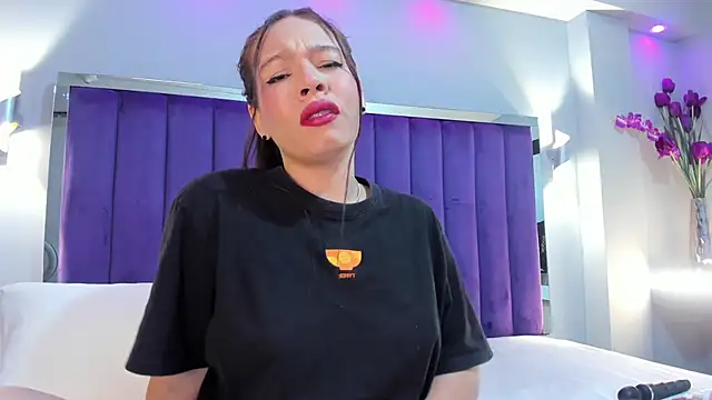 Snapshot of SaraRiley chatting on 10.27.25 SaraRiley online show from 10.27.25