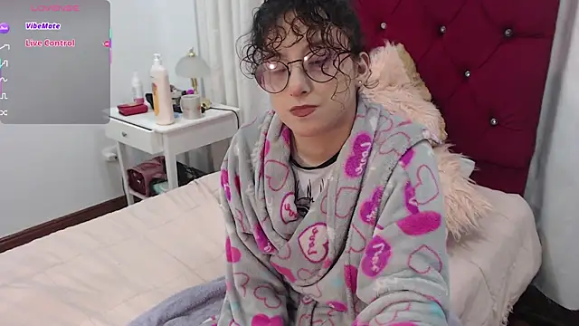 Snapshot of little__amy_ chatting on 10.11.25 little amy online show from 10.11.25