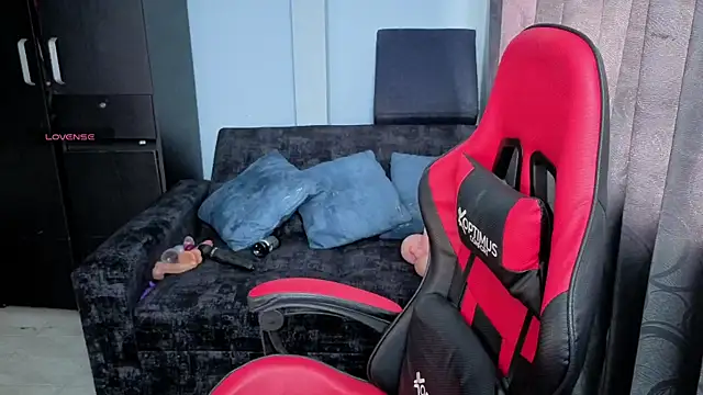 Snapshot of charlotee_lovee69 chatting on 10.25.25 charlotee lovee69 online show from 10.25.25