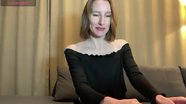Snapshot of MonikaBos chatting on 12.21.24 MonikaBos online show from 12.21.24