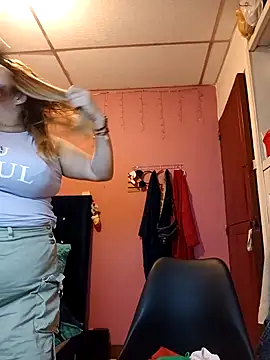 Snapshot of EllisW8 chatting on 02.04.25 EllisW8 online show from 02.04.25