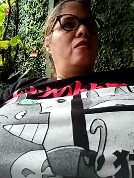 Snapshot of EllisW8 chatting on 02.04.25 EllisW8 online show from 02.04.25