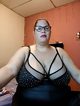 Snapshot of EllisW8 chatting on 02.06.25 EllisW8 online show from 02.06.25