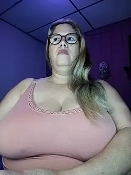 Snapshot of EllisW8 chatting on 09.14.25 EllisW8 online show from 09.14.25