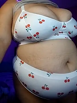 Snapshot of EllisW8 chatting on 09.17.25 EllisW8 online show from 09.17.25