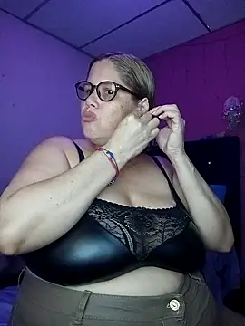 Snapshot of EllisW8 chatting on 09.17.25 EllisW8 online show from 09.17.25