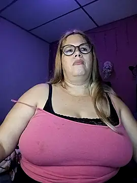 Snapshot of EllisW8 chatting on 09.18.25 EllisW8 online show from 09.18.25