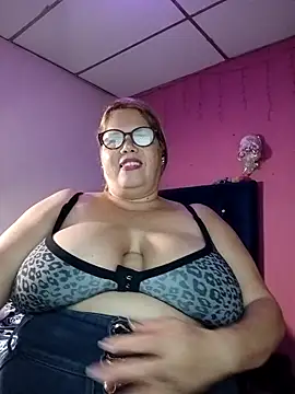 Snapshot of EllisW8 chatting on 09.23.25 EllisW8 online show from 09.23.25