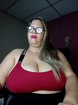 Snapshot of EllisW8 chatting on 10.13.25 EllisW8 online show from 10.13.25