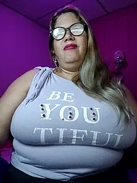 Snapshot of EllisW8 chatting on 10.18.25 EllisW8 online show from 10.18.25