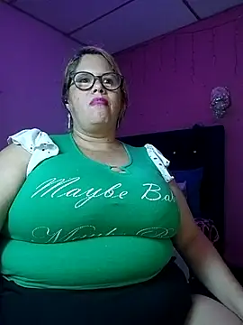 Snapshot of EllisW8 chatting on 10.23.25 EllisW8 online show from 10.23.25