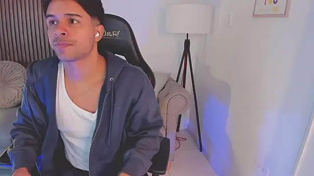 Snapshot of liam_collins21 chatting on 10.08.25 liam collins21 online show from 10.08.25