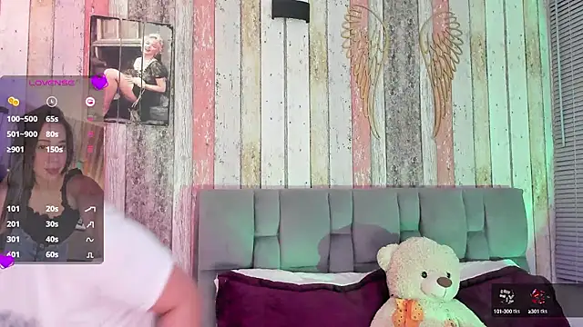 Snapshot of Gigi-bom chatting on 12.08.24 Gigi-bom online show from 12.08.24
