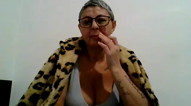 Snapshot of roseblak42 chatting on 02.15.25 roseblak42 online show from 02.15.25